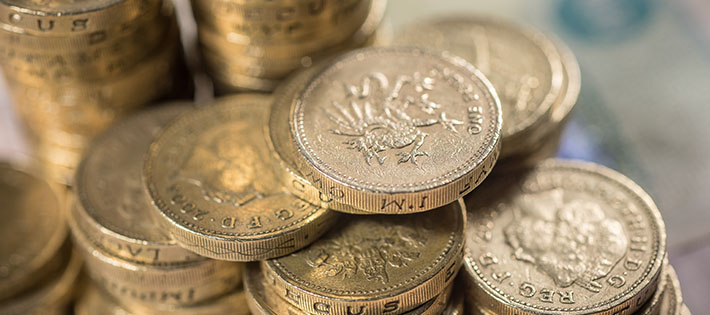 Viele Münzen der britischen Währung Pfund