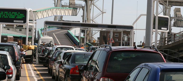 Reihe von Autos wartet in Dover, um auf eine Fähre an Bord zu kommen