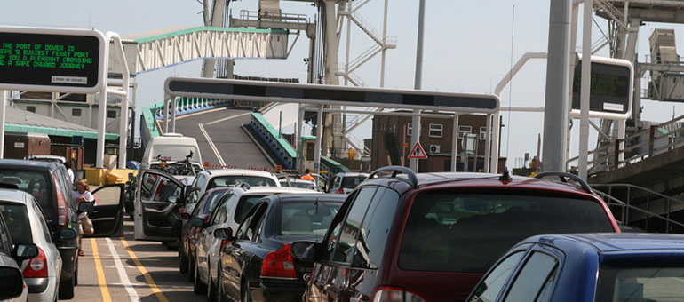 Autoschlange vor der Fähre Dover's.