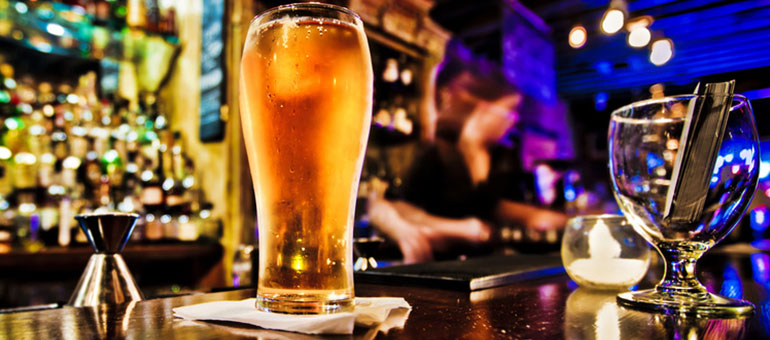 Gefülltes Bierglas auf einer Theke in einer traditionellen Bar in Dover