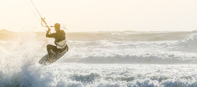 Kitesurfer springt über eine Welle am Meer von Dover