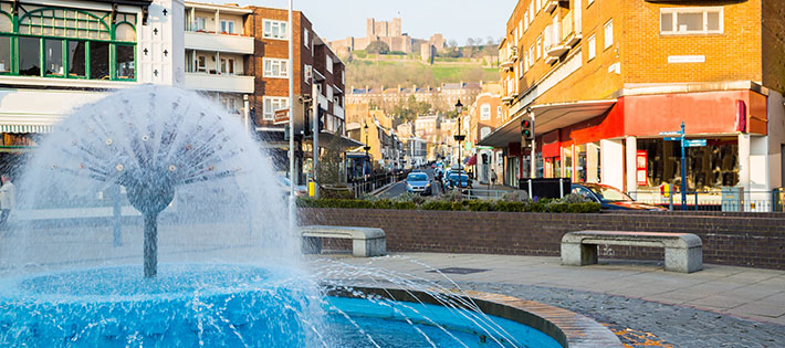 Brunnen und Innenstadt von Dover