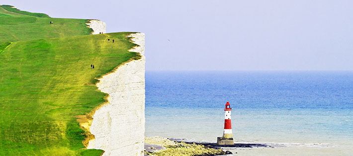 Die Dover Klippen mit Leuchtturm.