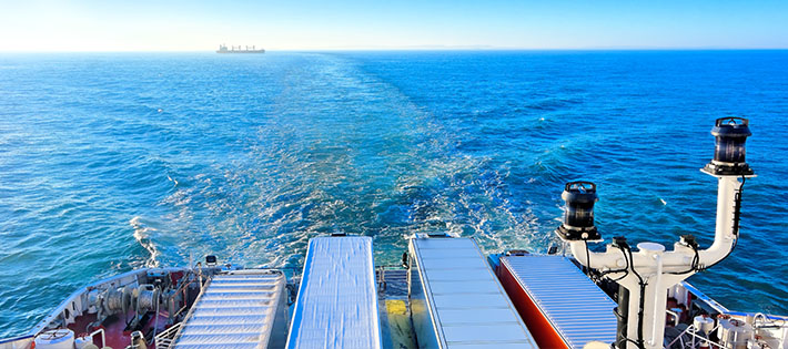 Containerschiff auf dem Meer vor Dover