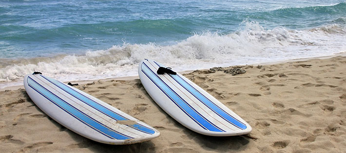 Surfbretter liegen am Strand von Dover