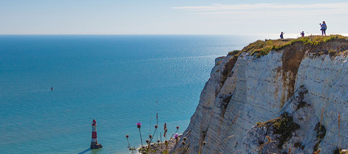 Wandern auf den Klippen von Dover mit Sicht auf den Leuchtturm